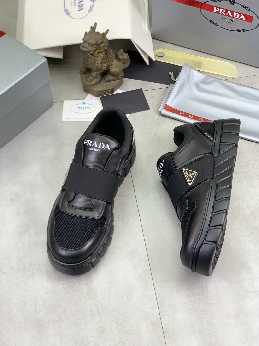 Men's men's shoes P560💰 [Real Price] Popular models are on the official website, 🆘 Trendy brand (Prada) mainly promotes popular models, avant-garde and versatile fashionable men's shoes private version mold opening, cowhide surface splicing 1:1.. Stylish and simple, original imported cowhide lining cowhide feet; the atmosphere and personality are more fashionable, eye-catching and pursuing class. It will subvert the old ideas and be a must-have for fashionistas who want to spend time with you! Must keep it! Tall and comfortable, large and low, high-end quality workmanship. Code number: 38-45 2️⃣optional.